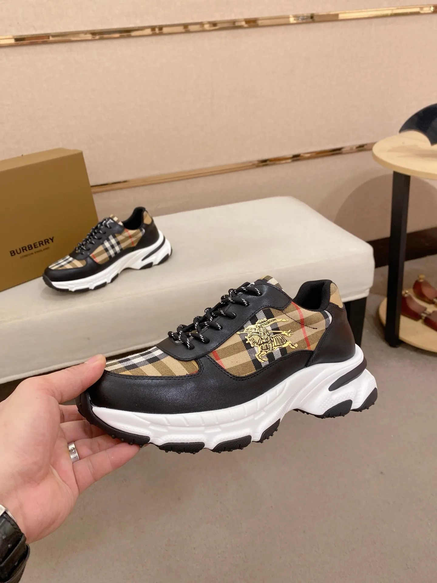 Men's shoes: 442💰🇮🇹🇮🇹The counters are synchronized with BURBERRY's top purchasing agents🔍🔍Synchronized sales. Positive code number: 38-44 Italian imported first-layer cowhide leather with fabric. Fully imported sheepskin lining, sole: the original sole is specially provided by the original factory, the exclusive movable molded sole is super comfortable, the original factory follows the order, 🔍🔍high quality, you can go in and out of the counter at will, welcome to compare. Can be customized. 45 non-refundable